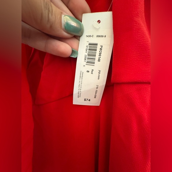 Elegant Red Sleeveless Dress - Picture 3 of 4